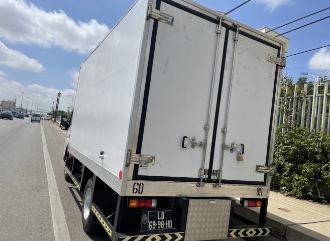 Venda Estou a vender esta MITSUBISHI CANTER FUSO FECHADA NOVA 1000KM a bom preço 23.500.000negociável