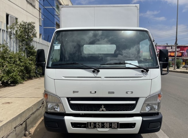 Venda Estou a vender esta MITSUBISHI CANTER FUSO FECHADA NOVA 1000KM a bom preço 23.500.000negociável