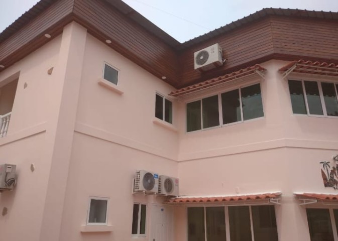 Venda Vivenda V3 de dois andares com Piscina no Bairro Azul (Luanda)*