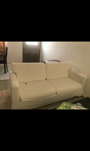 Estes móveis mesas requer e sofá