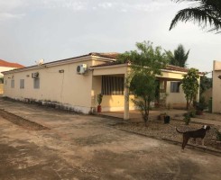 A venda Uma Vivenda, com um quintal vasto de 25m x 40m