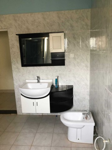 Venda Uma Vivenda, com um quintal vasto de 25m x 40m