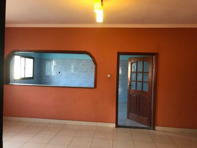 Venda Uma Vivenda, com um quintal vasto de 25m x 40m