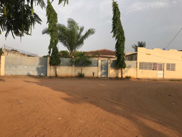 Venda Uma Vivenda, com um quintal vasto de 25m x 40m
