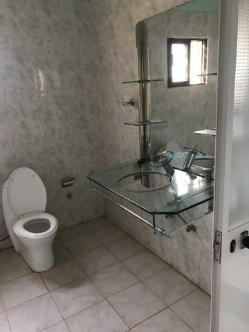Venda Uma Vivenda, com um quintal vasto de 25m x 40m