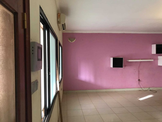 Venda Uma Vivenda, com um quintal vasto de 25m x 40m