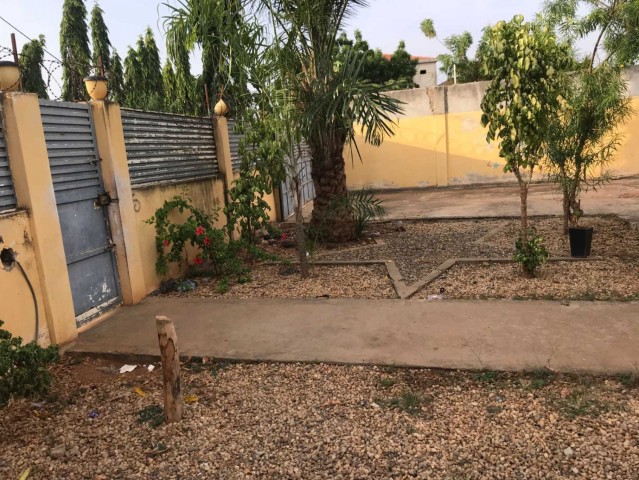 Venda Uma Vivenda, com um quintal vasto de 25m x 40m