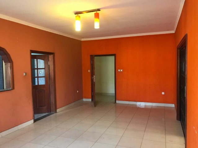 Venda Uma Vivenda, com um quintal vasto de 25m x 40m