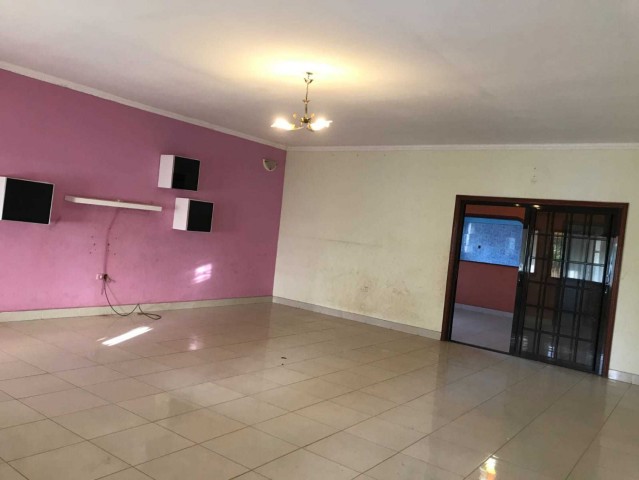 Venda Uma Vivenda, com um quintal vasto de 25m x 40m