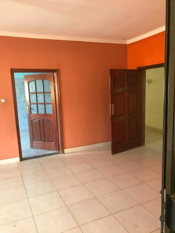Venda Uma Vivenda, com um quintal vasto de 25m x 40m