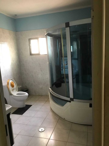 Venda Uma Vivenda, com um quintal vasto de 25m x 40m