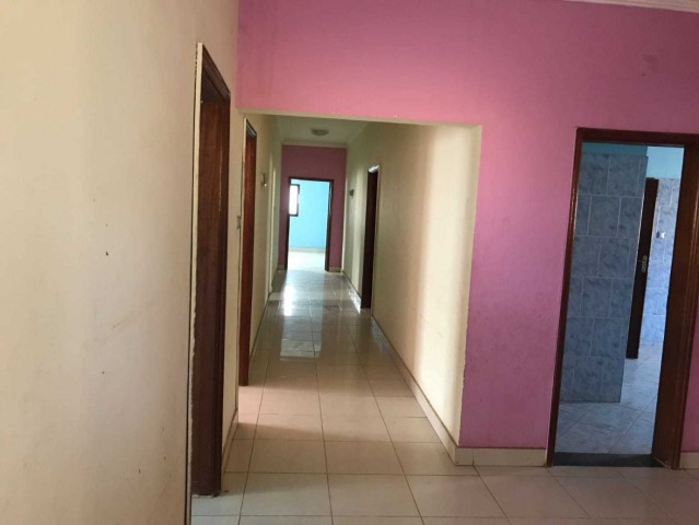 Venda Uma Vivenda, com um quintal vasto de 25m x 40m