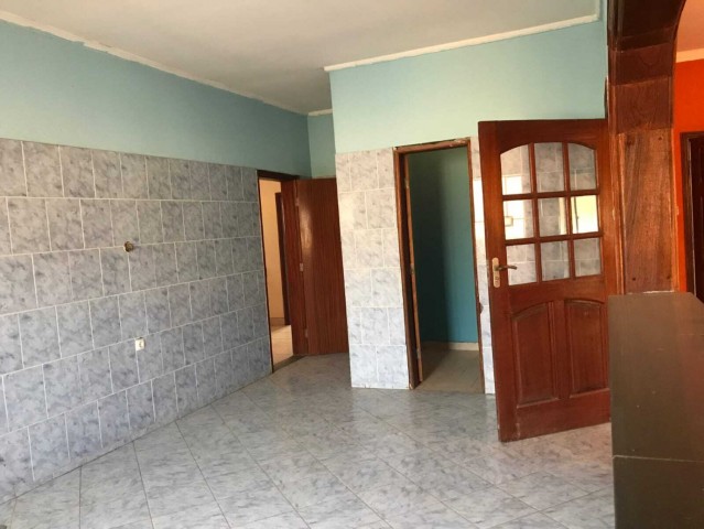 Venda Uma Vivenda, com um quintal vasto de 25m x 40m