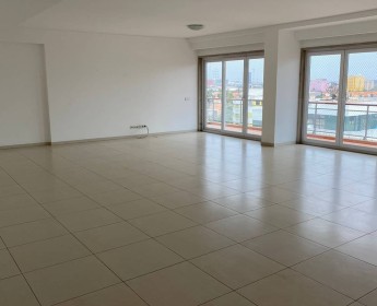 A venda Imponente Apartamento Em Talatona, T5+1, No Condomínio Cristal Terrace...