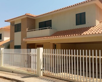 A venda Moradia T4+1 Com Dois Pisos, E Piscina Privativa, Situada No Condomíni...