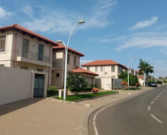 A venda Vivenda no Condomínio Orquídea, em Talatona, Rés Do Chão 1 Andar.