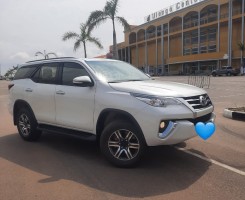 A venda Toyota Fortuner G semi novo White prnt