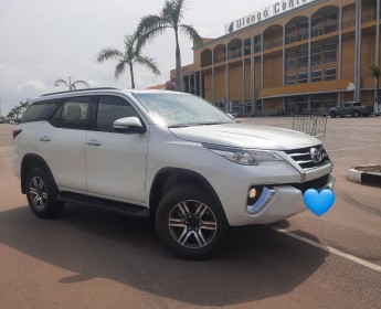 A venda Toyota Fortuner G semi novo White prnt