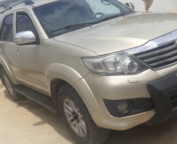 A venda Toyota Fortuner automático prnt blck