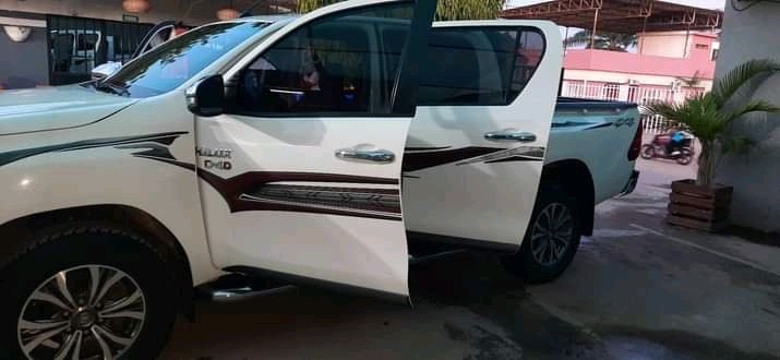Venda Hilux joao lourenço recém chegada
