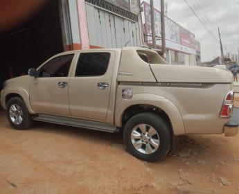 A venda Toyota Hilux E creme limpo prnt
