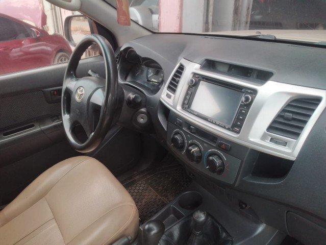 Venda Toyota Hilux E creme limpo prnt