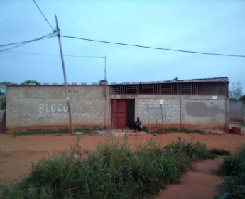 A venda CASA, PEQUENA MAIS ESTA TODA PRONTRA PARA RECEBER O NOVO DONO.