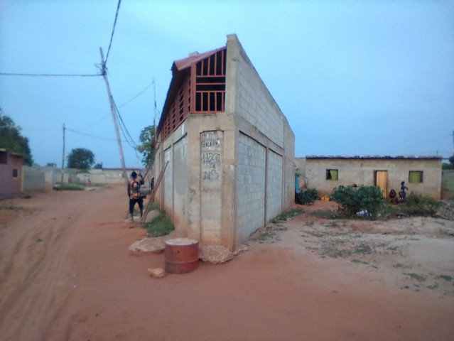 Venda CASA, PEQUENA MAIS ESTA TODA PRONTRA PARA RECEBER O NOVO DONO.
