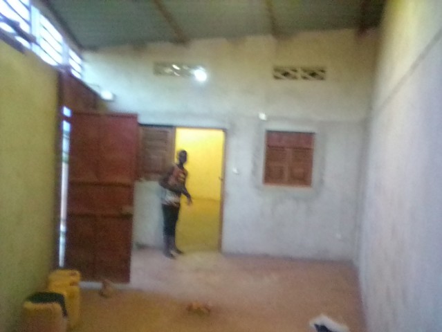 Venda CASA, PEQUENA MAIS ESTA TODA PRONTRA PARA RECEBER O NOVO DONO.