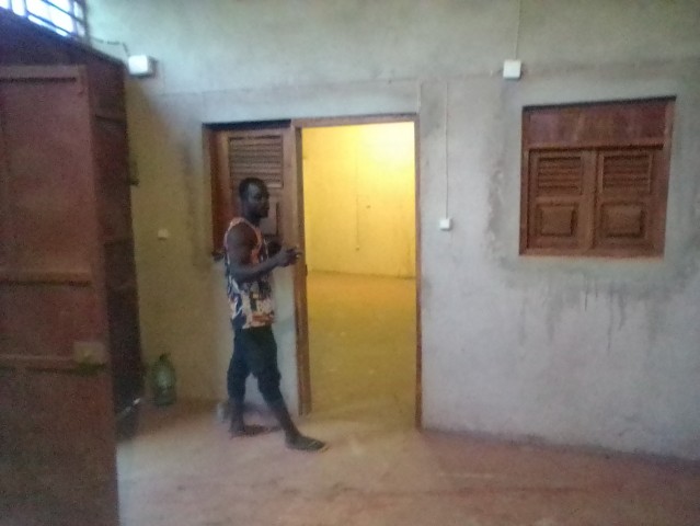 Venda CASA, PEQUENA MAIS ESTA TODA PRONTRA PARA RECEBER O NOVO DONO.