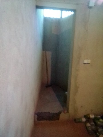 Venda CASA, PEQUENA MAIS ESTA TODA PRONTRA PARA RECEBER O NOVO DONO.