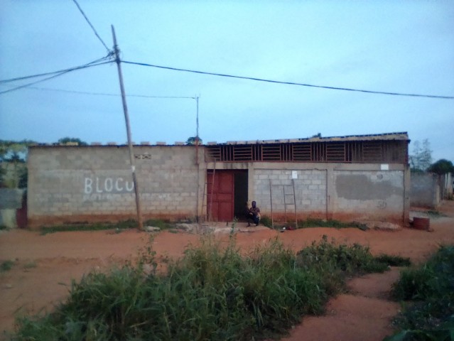 Venda CASA, PEQUENA MAIS ESTA TODA PRONTRA PARA RECEBER O NOVO DONO.