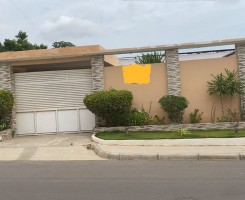 A venda Vivenda T5 em ruas asfaltadas cc