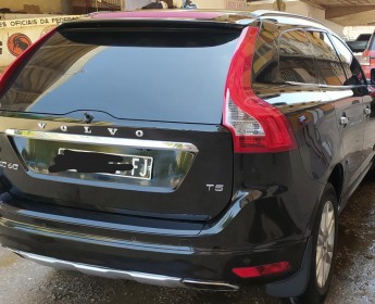 A venda VOLVO XC60 T5 AdlbrtF
