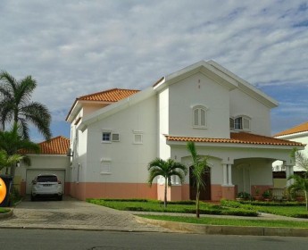 A venda Vivenda V3+2 com piscina, no Condomínio Cajueiro e anexo, em Talatona.