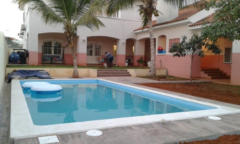 Vivenda V3+2 com piscina, no Condomínio Cajueiro e anexo, em Talatona.