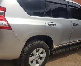 A venda Toyota Prado TXL cinza svld