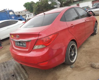 A venda Hyundai Accent red yld
