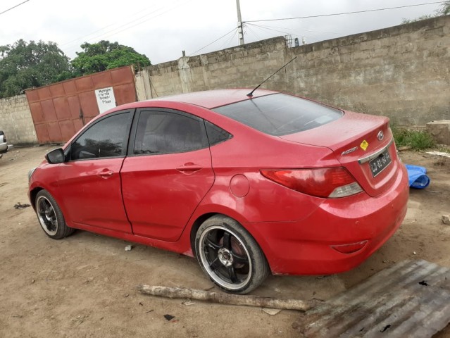 Venda Hyundai Accent red yld