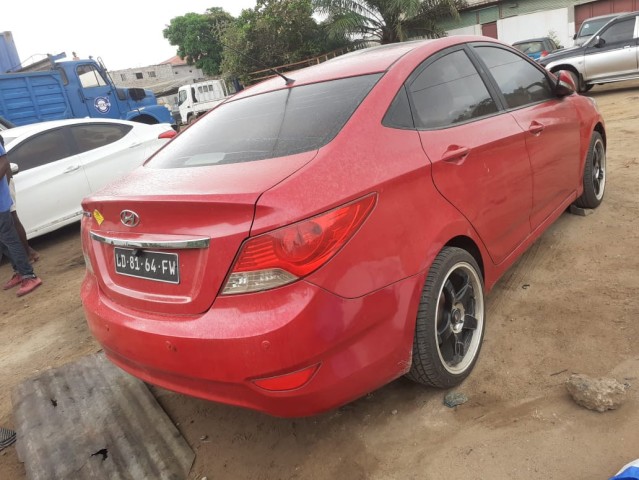 Venda Hyundai Accent red yld