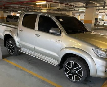 A venda Toyota Hilux cinza Jrg