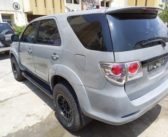A venda Toyota Fortuner actualizado cinza prnt