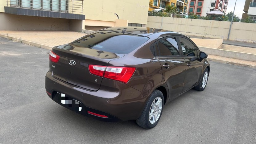 Venda Kia Rio mala limpo mrin