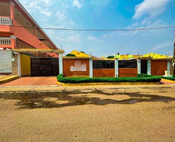 A venda Moradia V4 com anexo e quintal vasto, no Projeto Nova Vida/Urbanização...