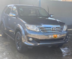 A venda Toyota Fortuner F limpo svld