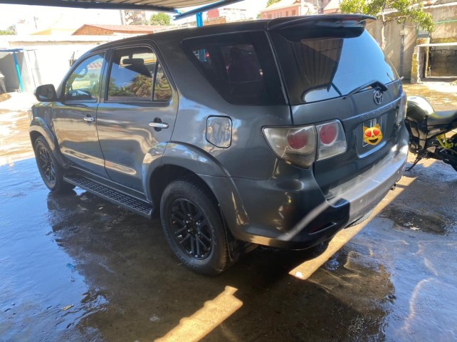 Venda Toyota Fortuner F limpo svld