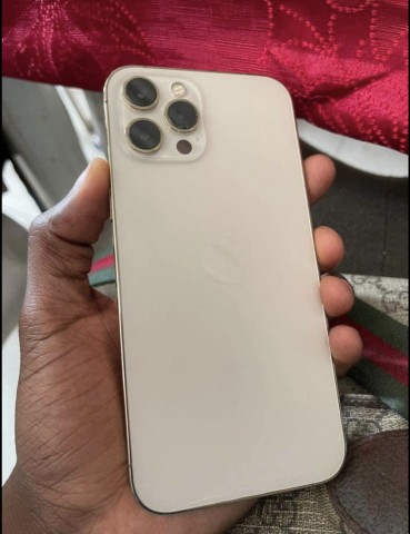 Venda Estou a vender o meu IPHONE 12PRO MAX DOURADO 128G com uso de 3semana praticamente novo e com a acessórios 650.000kz