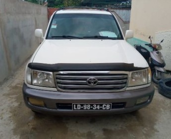 A venda LAND CRUISER V8 White
