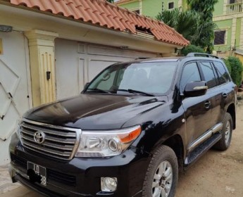 A venda LAND CRUISER V8