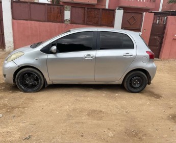 A venda Toyota yaris impecavèl